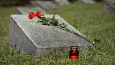 Die Wahl des Steinmetzes: Wichtige Überlegungen beim Kauf eines Grabsteins